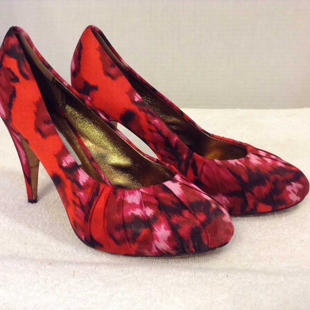 CYNTHIA VINCENT RED, BLACK,& PINK PRINT PUMP